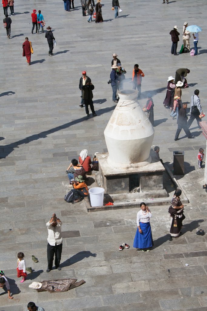 19-Stupa on Barkhor Square.jpg - Stupa on Barkhor Square